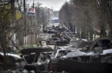 Vista general de una calle con maquinaria militar rusa destruida en las áreas recuperadas por el ejército ucraniano en la ciudad de Bucha en la región de Kiev, Ucrania.