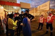 Familiares de reos asesinados, esperan información en los exteriores del centro forense en la ciudad de Cuenca (Ecuador), este 3 de marzo de 2022.