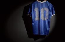 La camiseta de la selección argentina que lució Diego Armando Maradona en el partido ante Inglaterra, en los cuartos de final de la Copa del Mundo de México 1986, donde anotó los dos de los goles del triunfo (2-1), está en subasta por la casa de pujas Sot