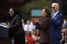 El presidente de EE.UU., Joe Biden (i), y la vicepresidenta estadounidense, Kamala Harris (2-i), saludan a la jueza Ketanji Brown Jackson durante una ceremonia tras su histórica confirmación en el Senado para ser jueza del Tribunal Supremo en la Casa Blan