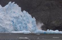 Pedazos de hielo se desprenden del glaciar San Rafael, parte de los Campos de Hielo Norte en el Parque Nacional Laguna San Rafael, en la sureña región de Aysén (Chile), en una imagen de archivo.