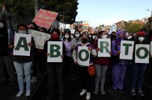 Fotografía de archivo fechada el 28 de septiembre de 2020 que muestra a cientos de mujeres mientras marchan con motivo del Día de Acción Global por el acceso al Aborto Legal y Seguro, en Quito (Ecuador).