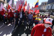 Los trabajadores durante el recorrido, de más de dos kilómetros, gritaron consignas en contra del gobierno de Guillermo Lasso.