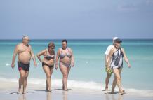 Varias personas caminan por la playa hoy, lunes 2 de mayo de 2022, en Varadero, Cuba.