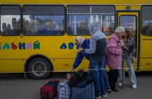Rusia busca afianzar el control en el sur de Ucrania mientras siguen las evacuaciones