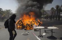 Manifestantes encienden una barricada durante una marcha con motivo del Día Internacional del Trabajo
