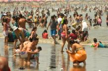 Sitio. Los turistas llegan hasta la playa para disfrutar del mar y su gastronomía durante los días de descanso.