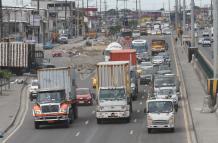 Tráfico. El transito en la vía perimetral en Guayaquil conjuga vehículos de carga, servicio público y particulares.