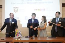 Fotografía cedida por la Secretaria General de Comunicación de Presidencia de Ecuador que muestra al presidente Guillermo Lasso (c) junto a la ministra israelí de Ciencia y Tecnología, Orit Farkash Hacohen (2d), durante la inauguración de una Oficina de