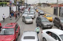 Tiempo. Los padres o representantes de los alumnos del colegio Mariscal Sucre apresuran el paso para evitar agravar el tránsito.