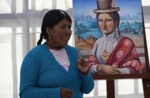 La artista aimara Claudia Callizaya habla, el 10 de mayo de 2022, durante su primera exposición llamada "Q'apha warmi", mujer fuerte y trabajadora, en El Alto (Bolivia).