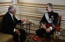 El rey Felipe VI mantiene un encuentro con el nuevo embajador de Ecuador en España, Andrés Vallejo Arcos (i), durante la ceremonia de presentación de las cartas credenciales de los nuevos embajadores en España de Mali, Moldavia, Grecia, Ecuador, Rumanía y
