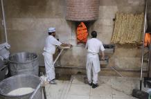 El pan, el último motivo de los iraníes para echarse a las calles   El pan, el último motivo de los iraníes para echarse a las calles Pan recién hecho en una panadería del centro de Teherán (Irán). EFE/Jaime León   El pan, el último motivo de los iraníes