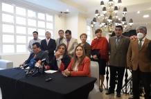 La presidenta de la Corte del Azuay Alexandra Vallejo fue la encargada de leer un comunicado y, entre otras cosas, pidió a la Judicatura que se ocupe de sus competencias como dotar de insumos como papel y computadoras para los servidores judiciales.