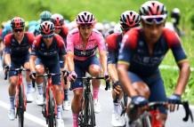 Richard Carapaz a defender la maglia rosa