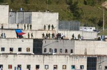 Presos protestan en los techos del centro de privación de la libertad N.1 en Cuenca (Ecuador), en una fotografía de archivo.