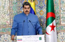 Fotografía reciente cedida por la oficina de prensa del Palacio de Miraflores donde se observa al presidente de Venezuela, Nicolás Maduro, en Argel (Argelia).