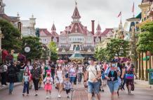 Visitantes a la entrada del parque de DisneyLand París, en una imagen de archivo.