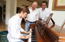 Guido Chiriboga High y dos de sus tres hijos en el piano de la casa.