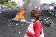 Escenario. Manifestantes quemaron llantas en el medio de la vía para bloquear la circulación de vehículos.