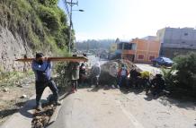 Varios camiones de carga y vehículos particulares tuvieron que ubicarse en fila. Sus conductores trataban de convencer a los manifestantes que les den paso para tratar de llegar a sus destinos.