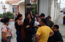 FAMILIARES CONSTERNADOS EN LA MORGUE DE DAULE