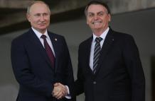 Fotografía de archivo, tomada el 14 de noviembre de 2019, en la que se registró al presidente de Rusia, Vladimir Putin (i), junto a su homólogo de Brasil, Jair Bolsonaro (d), durante la XI Cumbre de las BRICS, que agrupa a las economías de Brasil, Rusia,