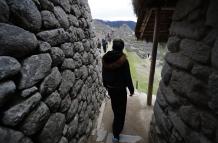 Fotografía de archivo en la que se registró a un grupo de turistas al recorrer la ciudadela inca de Machu Picchu (Perú).