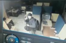 Captura. El sujeto se retira de lugar con los equipos pero antes se despide de la cámara de seguridad.