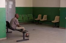 Un hombre espera en un pasillo del Hospital Universitario de La Piax, en Puerto Príncipe (Haití), en una fotografía de archivo.
