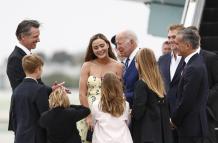 El presidente de Estados Unidos, Joe Biden (d), junto a su nieta Naomi Biden (c), en una fotografía de archivo.