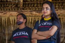 Eriberto Gualinga (i), director del documental "Helena de Sarayaku", y Helena Gualinga, quien forma parte de este, posan el 27 de julio de 2022, en Sarayaku (Ecuador).