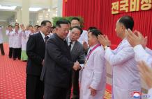Pionyang declara la "victoria" sobre la covid-19, que Kim Jong-un habría pasado con "fiebres altas"