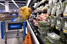 Un cliente mira alimentos en un Walmart en Washington, DC, EE.UU., hoy, 15 de agosto de 2022.