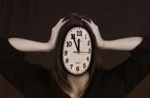 Mujer angustiada porque el tiempo no le alcanza