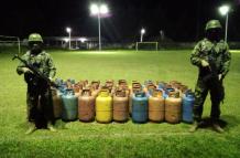 En total se decomisaron una pistola con su cargador, dos artefactos explosivos con 4o libras cada uno, 48 cilindros de gas.