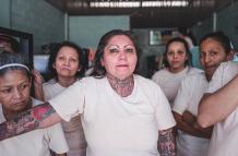 Fotografía realizada en marzo de 2021 por la fotoperiodista venezolana Ana María Arévalo Gosen, ganadora del premio Camille Lepage de 2021, en la que aparecen varias mujeres condenadas por crímenes relacionados con la banda Barrio 18, en la prisión de muj