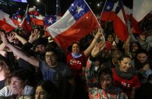 Adherentes de la opción "Rechazo" celebran hoy el resultado del plebiscito constitucional, en Santiago (Chile).