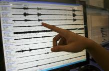 Sismólogos analizan un gráfico de un terremoto, en una fotografía de archivo.