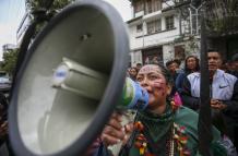 Indígenas ecuatorianos fueron registrados este martes, durante un plantón, en los exteriores de la sede de la Corte Constitucional de Ecuador, en Quito (Ecuador).