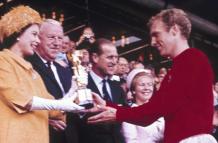 Reina Isabel II y Bobby Moore