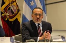 Escenario. El ministro de Transporte y Obras Públicas, Darío Herrera, en rueda de prensa socializando la hoja de ruta del proyecto vial.