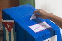 Detalle de la mano de una persona al ejercer su derecho al voto, durante el referendo sobre el nuevo código de familia, en La Habana (Cuba).