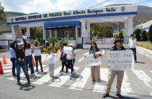 Referencia. Ciudadanos se presentaron a las afueras de la Escuela Policial para exigir justicia en el caso de María Belén Bernal.