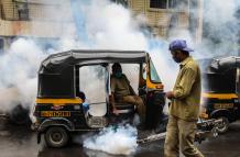 trabajador municipal fumiga contra la malaria