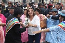 La nueva presidenta de Perú, Dina Boluarte, participa en una procesión de la Virgen de la Inmaculada Concepción de la ciudad de Puno hoy, en la Plaza de Armas de Lima (Perú).
