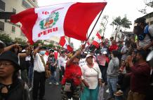 Cientos de manifestantes a favor de Pedro Castillo y en contra del Congreso se manifiestan en las calles del centro, hoy en Lima (Perú).