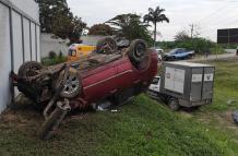 Versión. Según testigos, el carro perdió pista por exceso de velocidad.