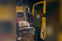 Ayuda. Transeúntes asistieron al conductor tras colisionar contra otro camión de carga pesada.