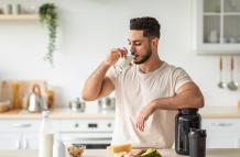 Hombre alimentándose antes de su jornada de actividad física